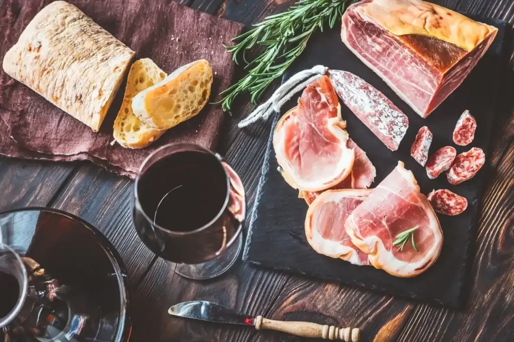 Maridaje ideal de vino Carmenère con carnes rojas a la parrilla y vegetales asados.